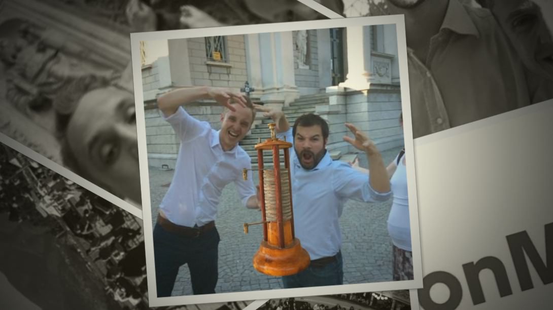 Caccia al Tesoro con iPad per team building interattivi 2.0 city game experience Conquering Como Exxon Mobil pila